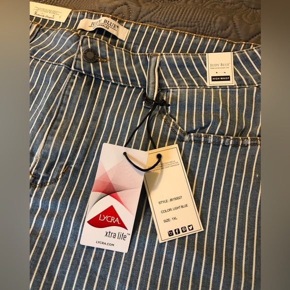 NWT JUDY BLUE HIGH WAIST CHAMBRAY PINSTRIPE SHORTS- size 1x - Picture 2 of 4